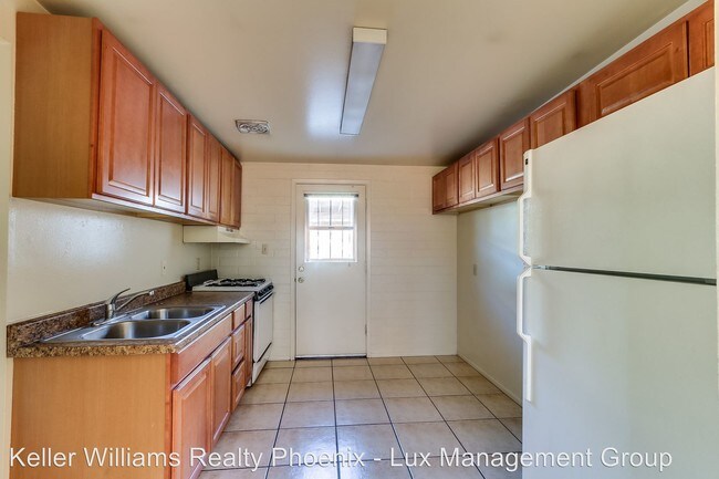 Building Photo - 909 S Kenwood Cir