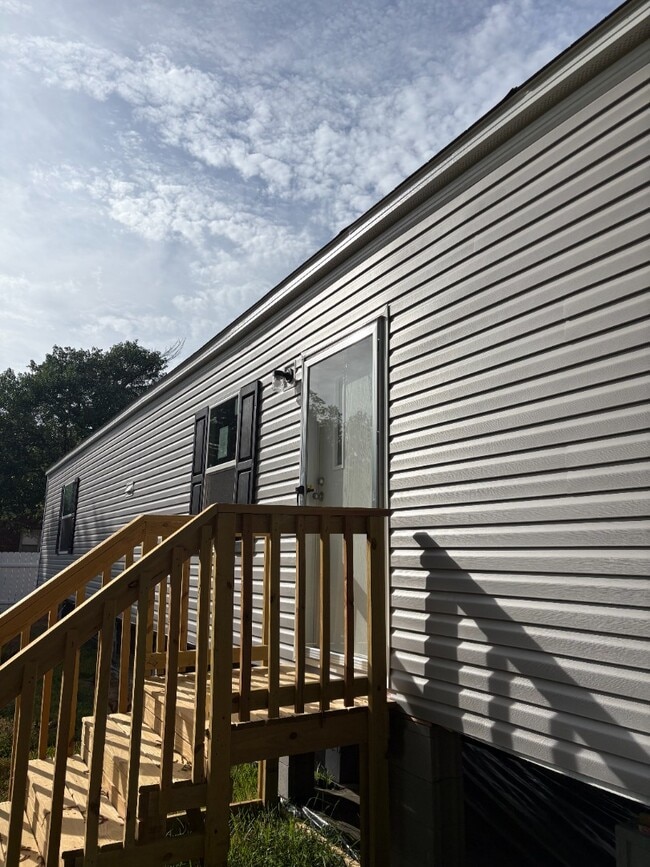 Building Photo - Rent or RENT-TO-OWN OPPORTUNITY Fredrick St – Hands On Homes  MHP