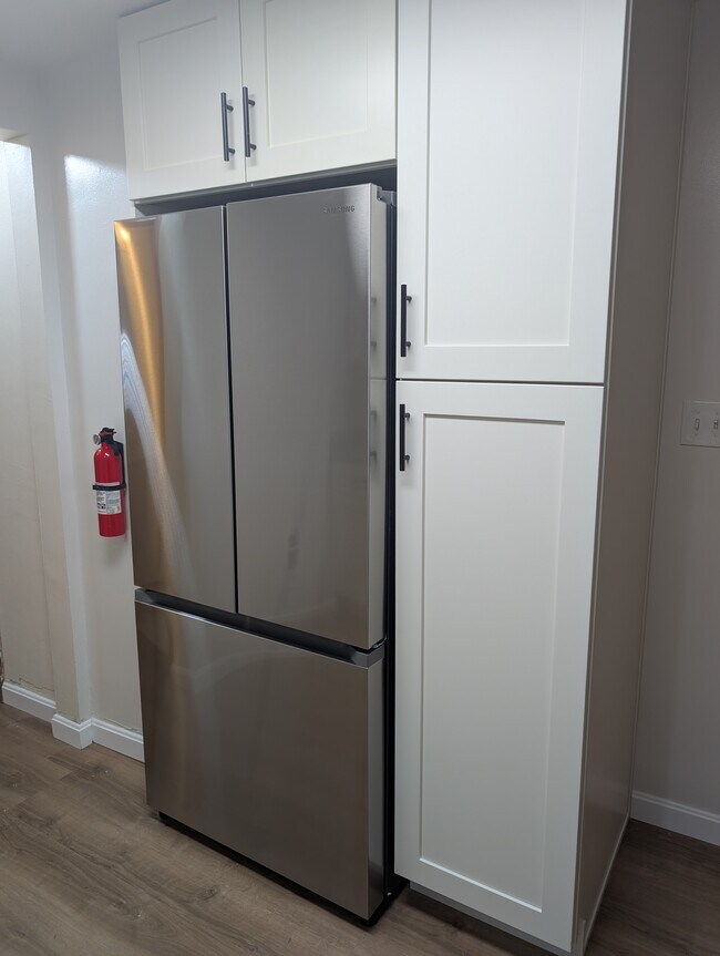 refrigerador de acero inoxidable - 469 Reed St