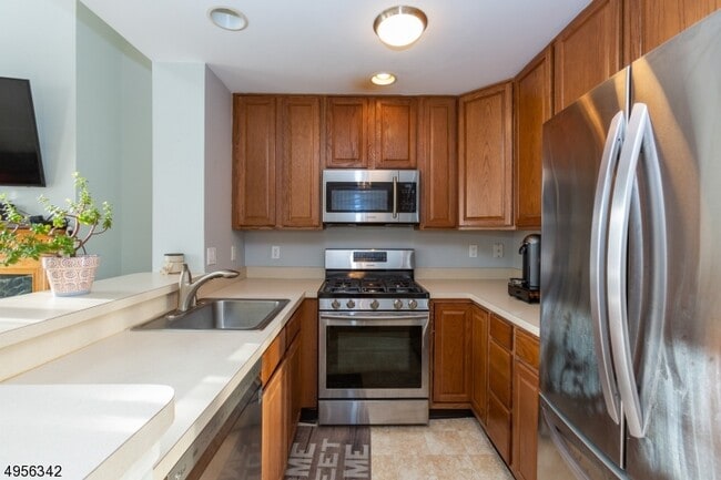 Building Photo - 916 Redspire Dr