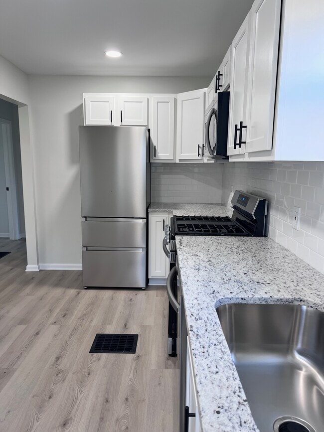 Building Photo - 170 Rosslyn Ave