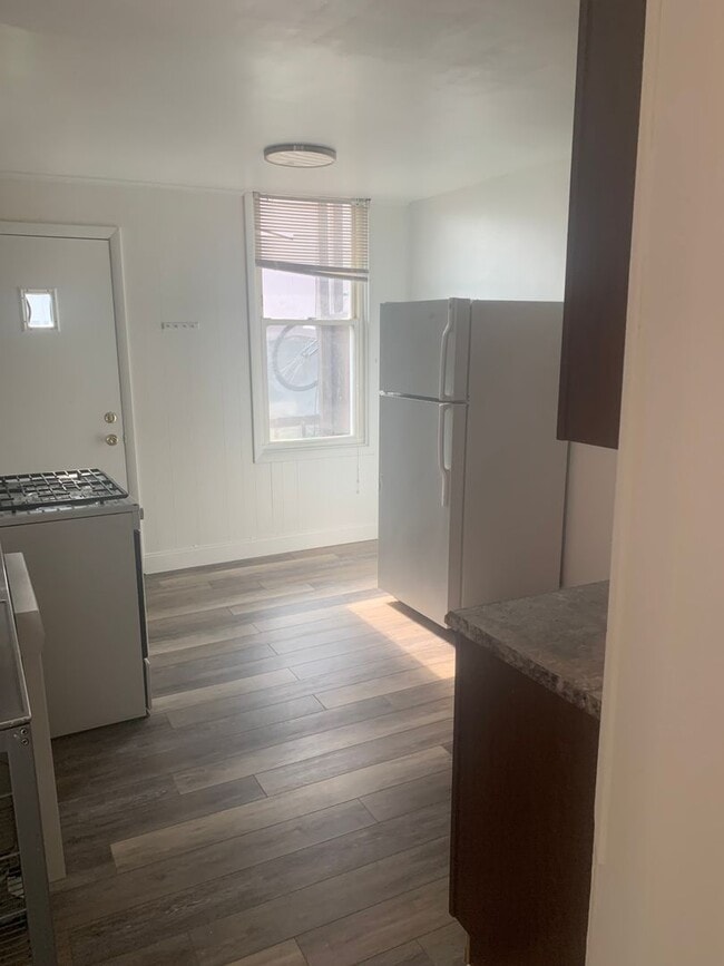 Foto del edificio - 4 bedroom house 2 bathrooms