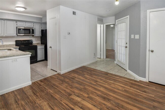 Building Photo - 3402 Country Club Dr W