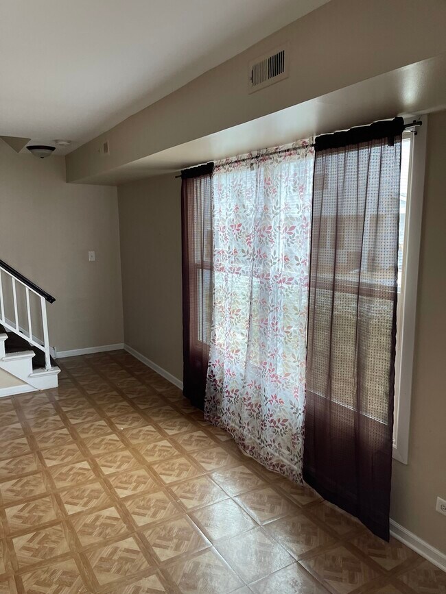 Foto del edificio - 1321 N Glen Cir