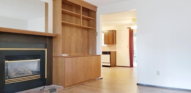 Building Photo - Move in ready - 2 bedroom 1 bath - No pets