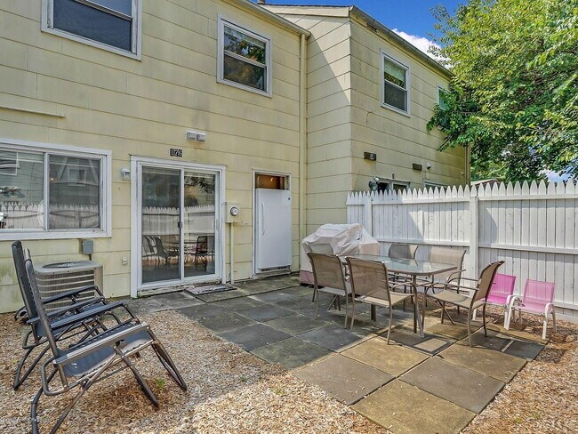 Foto del edificio - "Charming 3-Bed, 2- in Lakewood -