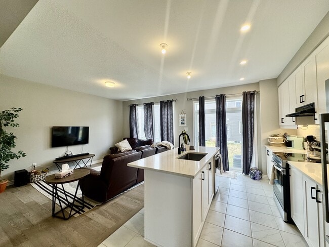 Building Photo - 667 Allied Mews