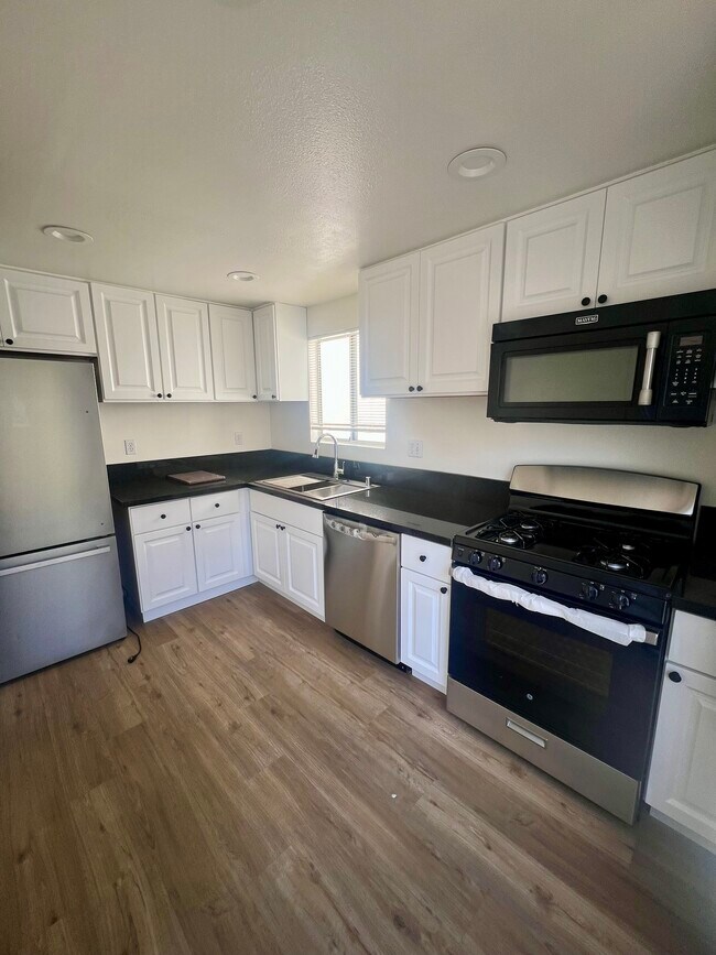 Cocina completamente nueva - 740 Alfred N St
