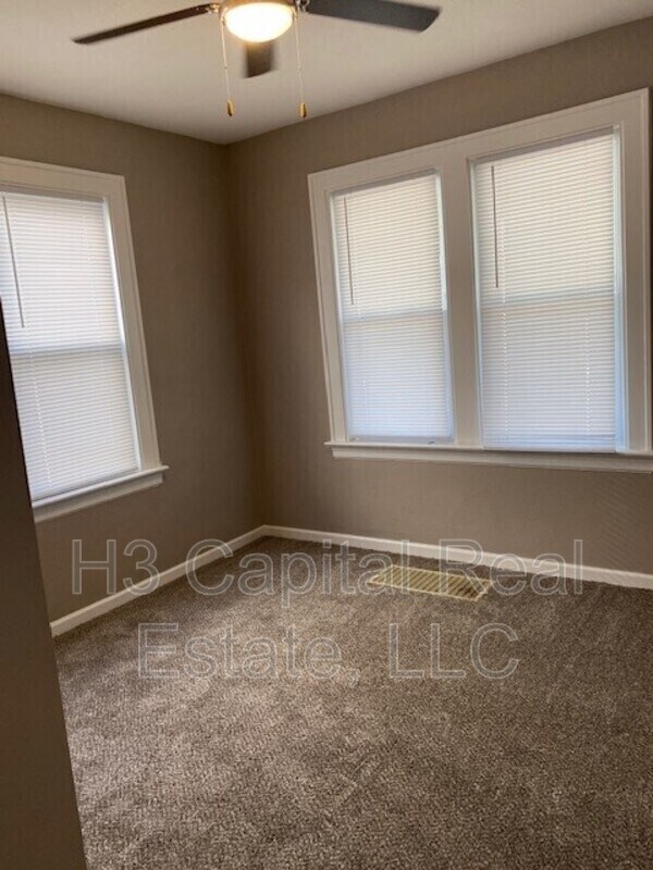 Building Photo - 1025 Iowa St