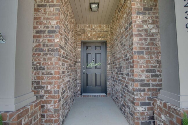 Building Photo - Pace 3/2 Home with Open Layout & Fenced Ya...