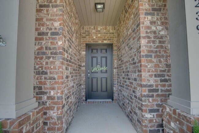 Foto del edificio - Pace 3/2 Home with Open Layout & Fenced Ya...