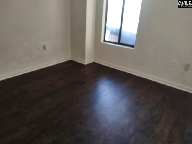 Building Photo - 1600 Park Cir