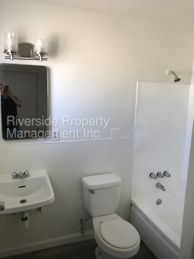 Building Photo - REMODELED UNIT READY TO MOVE IN!