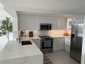 Building Photo - 2555 Collins Ave