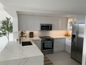 Building Photo - 2555 Collins Ave