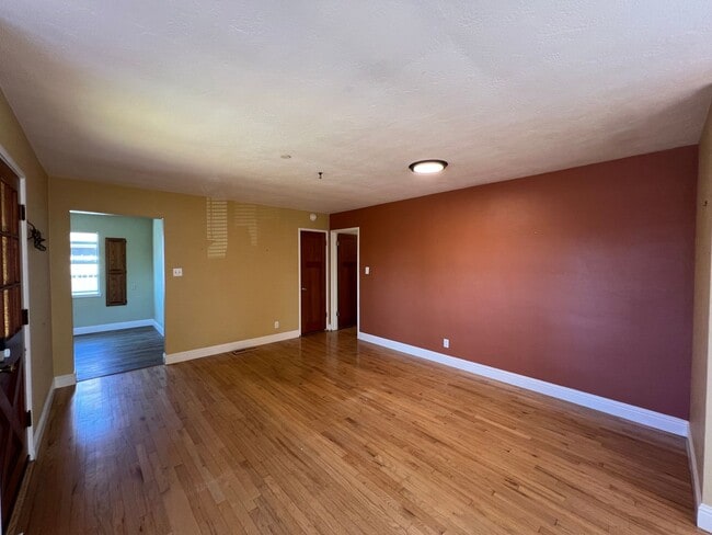 Foto del edificio - Spacious 4-Bedroom Retreat Just Steps from...