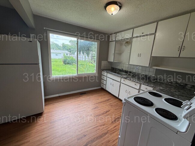 Building Photo - $1050 - 3 bedroom / 1 bathroom - Single Fa...