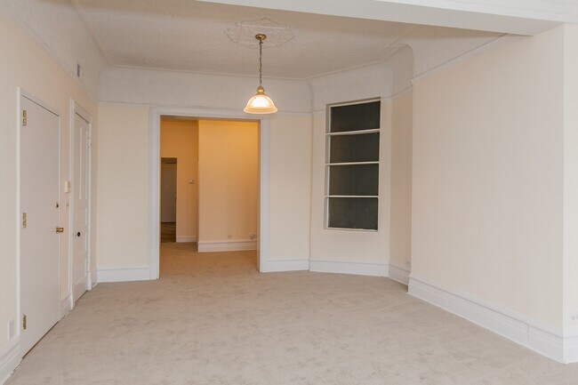 Building Photo - 901 W Armitage Ave