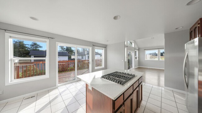 Foto del edificio - 2 Bed 2.5 Bath - Mowing Included - Pet Friendly - NAS Whidbey