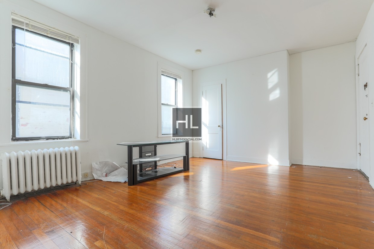 Primary Photo - Penthouse 1 Bedroom Apartment Near Ditmars