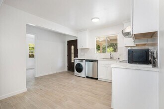 Building Photo - 5250 Sunset Dr