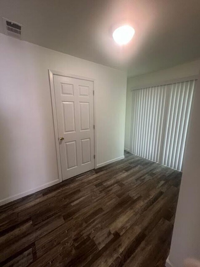 Foto del edificio - 3520 Pine Ave