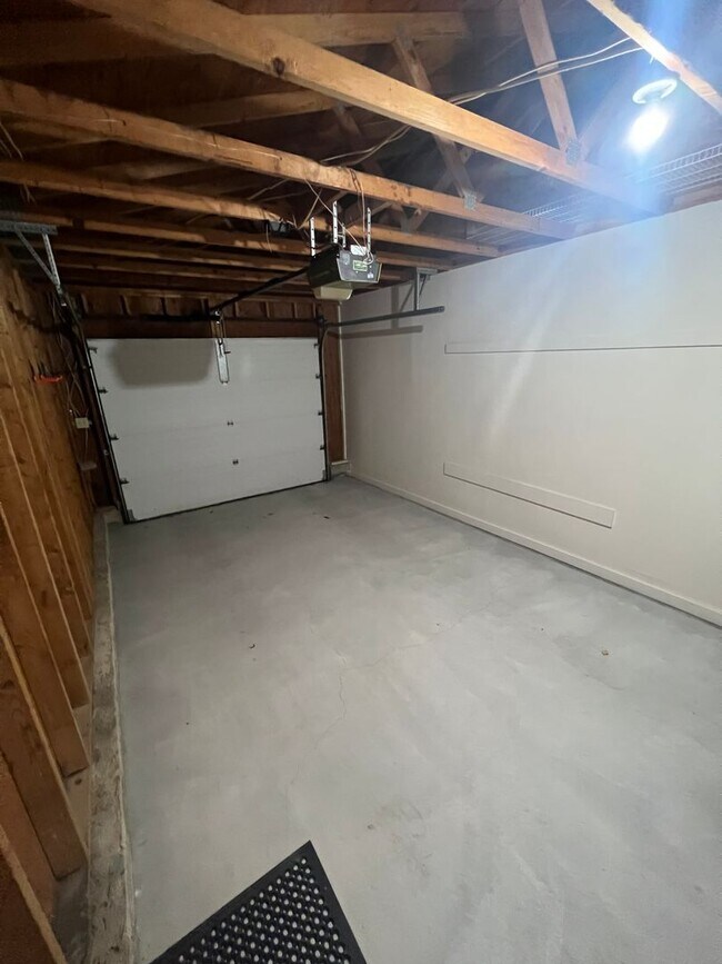 Building Photo - Two bedroom condo close to Hoover Middle S...