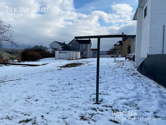 Foto del edificio - 3 Bedroom Unit with OFF STREET PARKING!