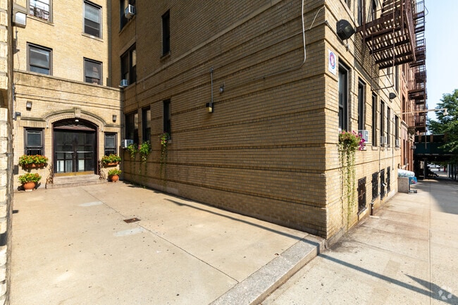 Building Photo - 254 Seaman Ave