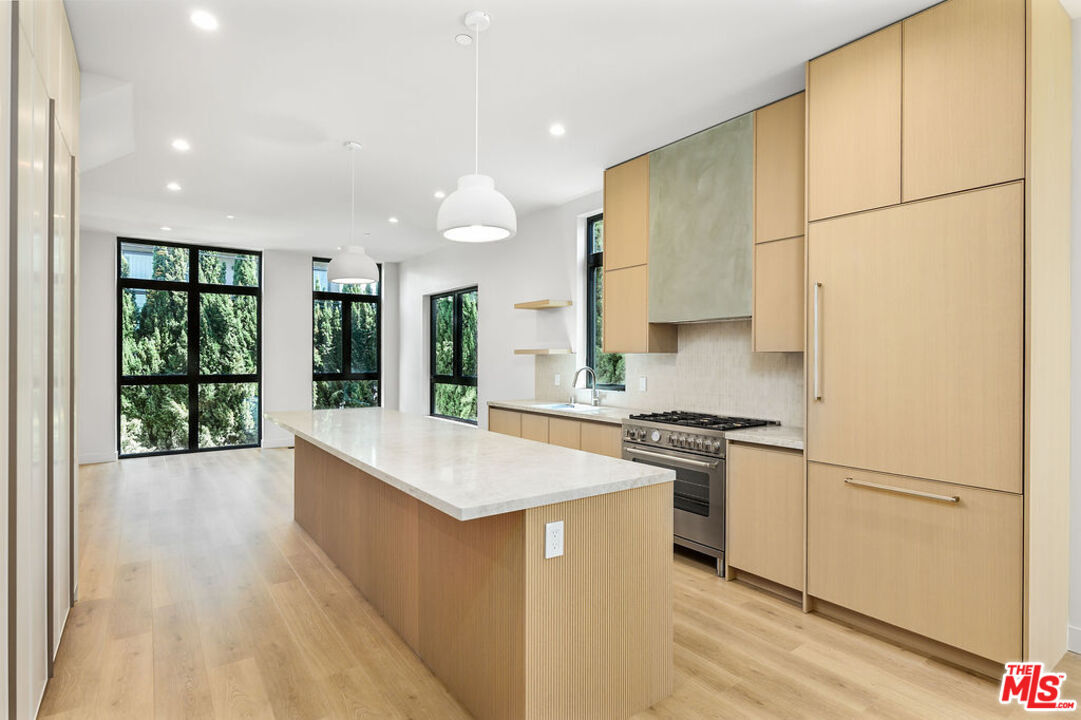 Foto principal - 428 Arnaz Dr