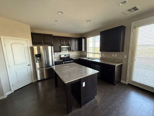 Foto del edificio - Charming 3BR Home with Modern Kitchen, Versatile Loft, & Private Backyard
