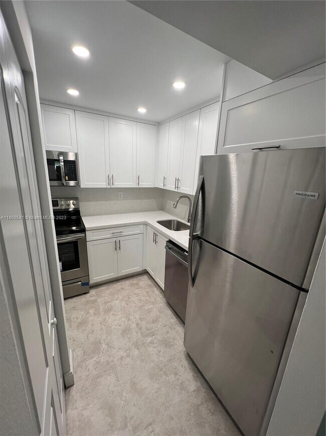 Building Photo - 10415 N Kendall Dr
