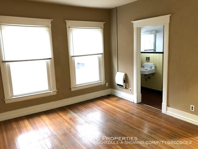 Building Photo - 207 1/2 E Locust St