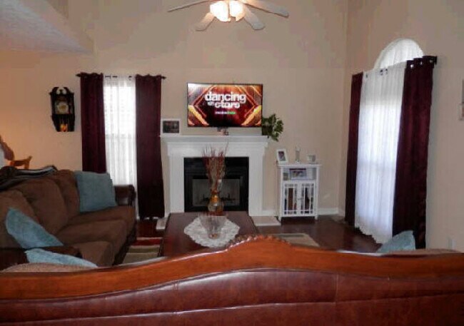 Foto del edificio - 3421 Harbor Hill Pl