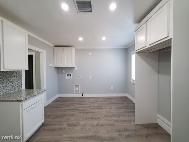 Foto del edificio - 2 br, 1 bath House - 168 W. 10th street