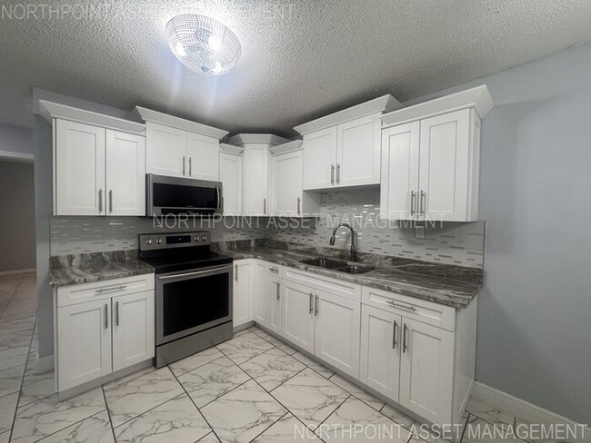 Building Photo - PRICE REDUCED FOR QUICK MOVE IN!! 2-2 Home plus 1 bed-1 bath Mother in Law Suite!