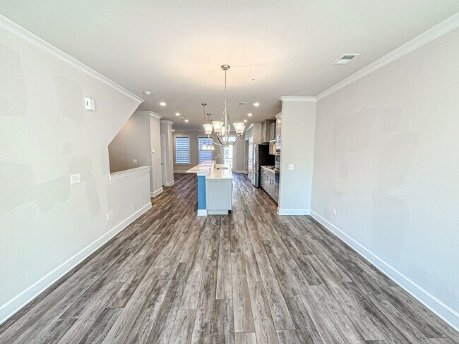 Building Photo - Luxurious 3 Bed 2.5 Bath Townhome With Bal...