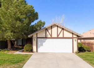 Building Photo - 36831 Royce Ct