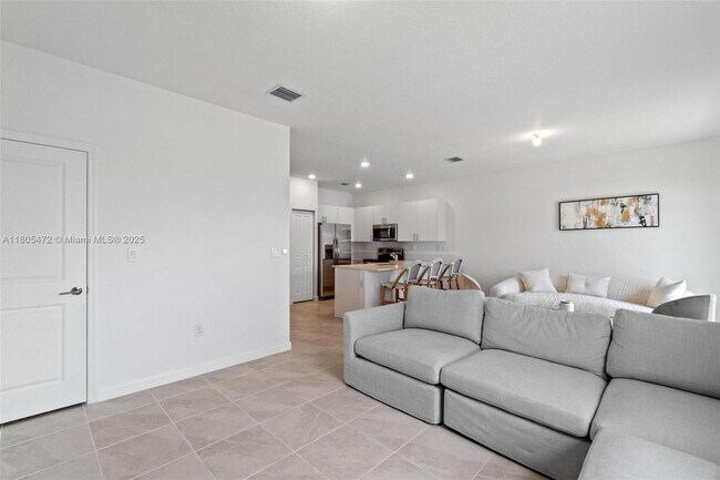 Foto del edificio - 541 NW 204th St