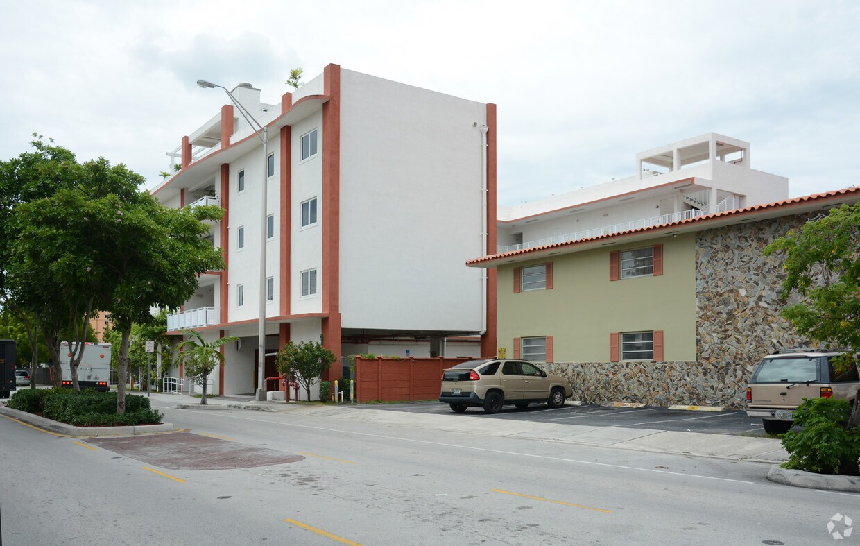 Foto principal - 201 E 2nd St