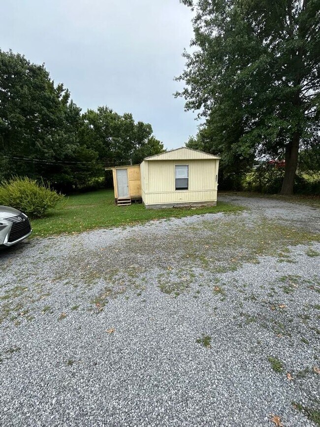 Building Photo - Maryville 37801 - 2 bedroom, 2 bath single...