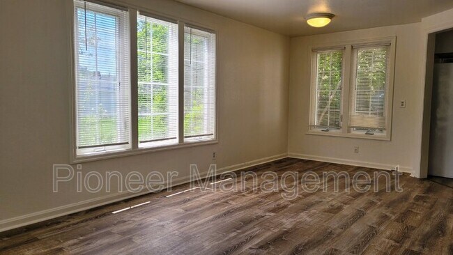 Building Photo - 1104 NE Freemont Ave
