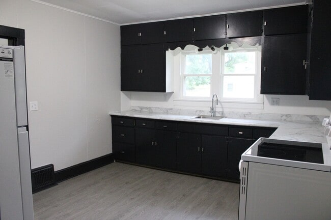 Building Photo - 605 E River Ave