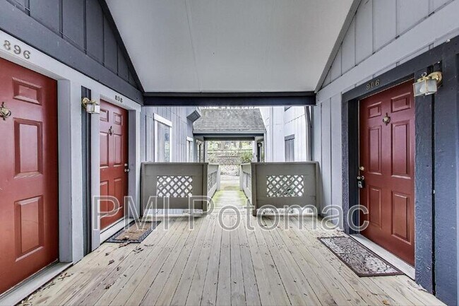 Building Photo - 896 Windbrooke Dr