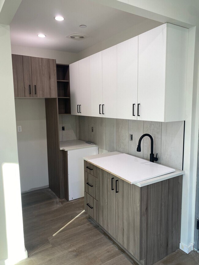 Building Photo - 977 E 34th St