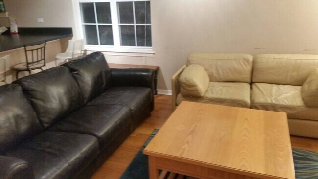 Living Area - 1453 N Larrabee St