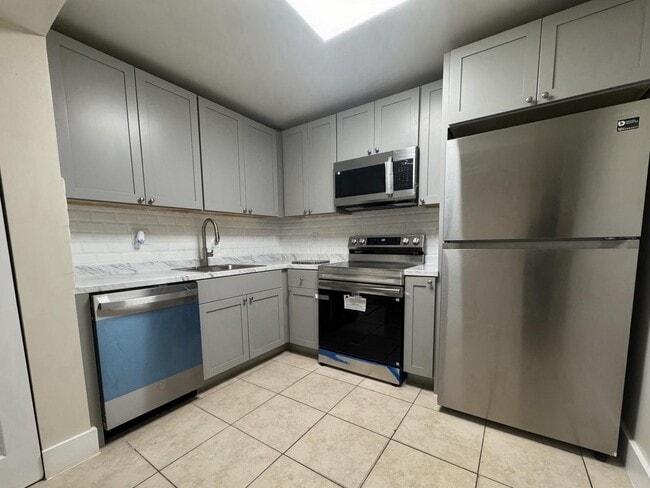 Building Photo - 711 N Pine Island Rd