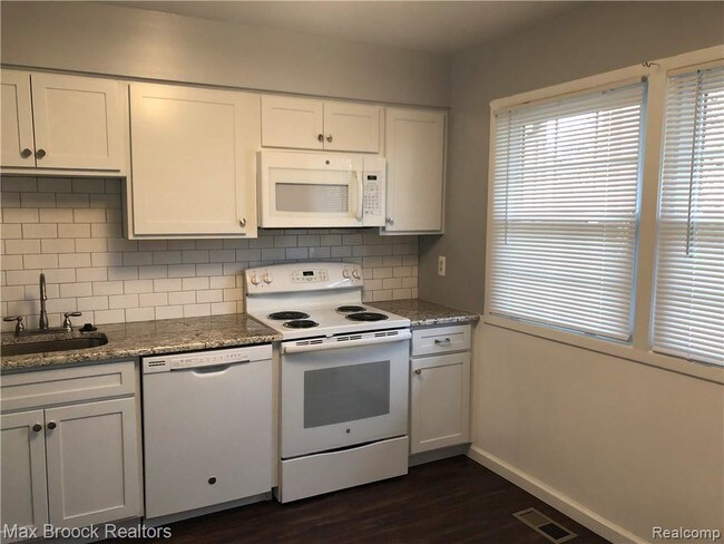 Foto del edificio - 5086 Buckingham Pl Dr