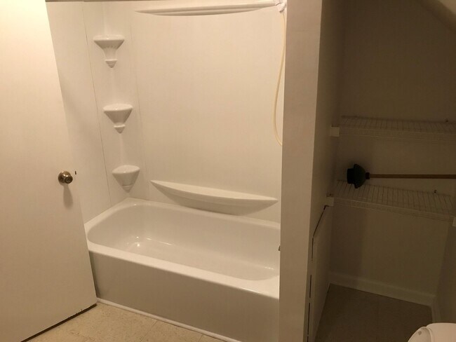 Building Photo - 95 Community Rd