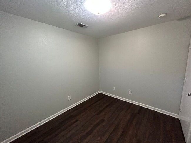 Building Photo - 183 Cloverbrook Dr